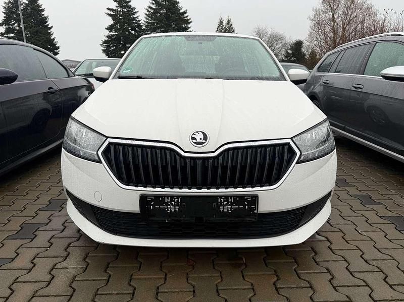 Używany Skoda Fabia 60 KM (44 kW) 2021 Biały Sedan/Limuzyna