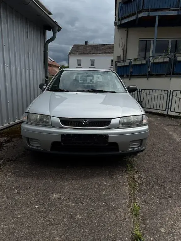 Gebraucht Mazda 323 73 PS (53 kW) 2000 Silber Limousine