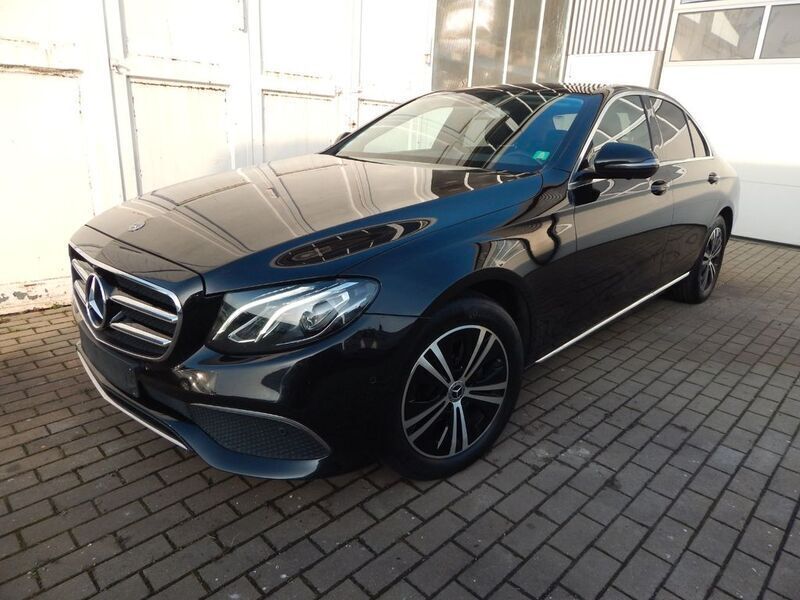 Schwarz Gebraucht 2019 Mercedes E220 Limousine | 17.950 € (Etwas zu teuer) - Bild 1/4