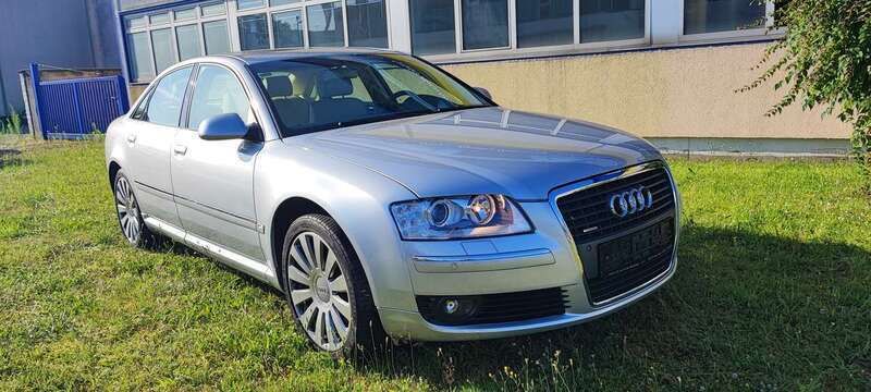 Lichtsilber metallic Gebraucht 2005 Audi A8 Limousine | 26.500 € - Bild 1/4
