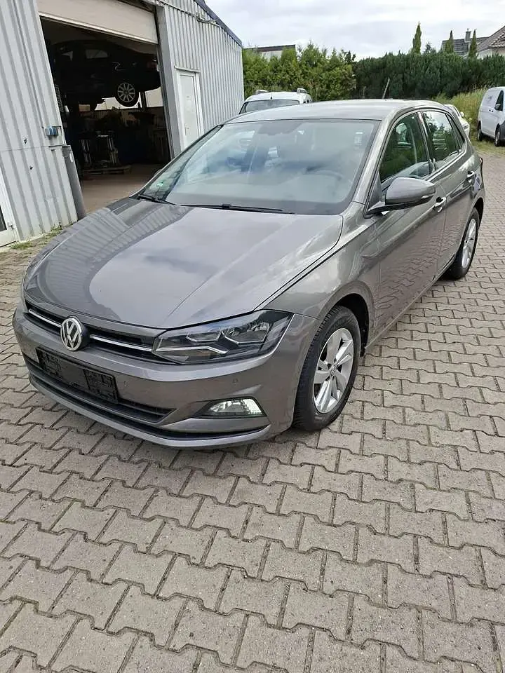 Gebraucht VW Polo Comfortline 95 PS (69 kW) 2019 Limestone grey metallic Kleinwagen