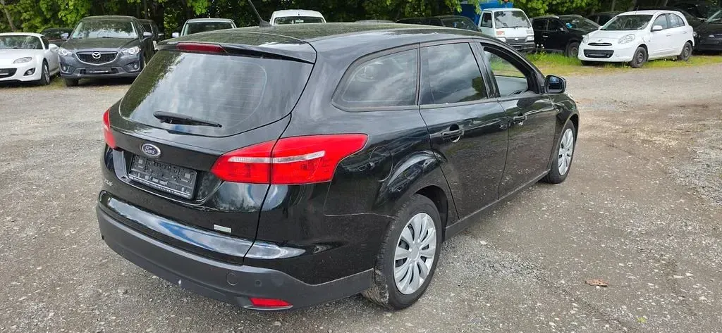 Usado Ford Focus Trend 125 CV (91 kW) 2017 Negro Berlina
