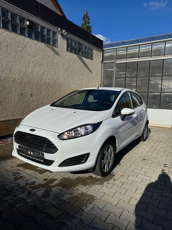 Weiß Gebraucht 2013 Ford Fiesta Trend Limousine | 4.700 € - Bild 1/4