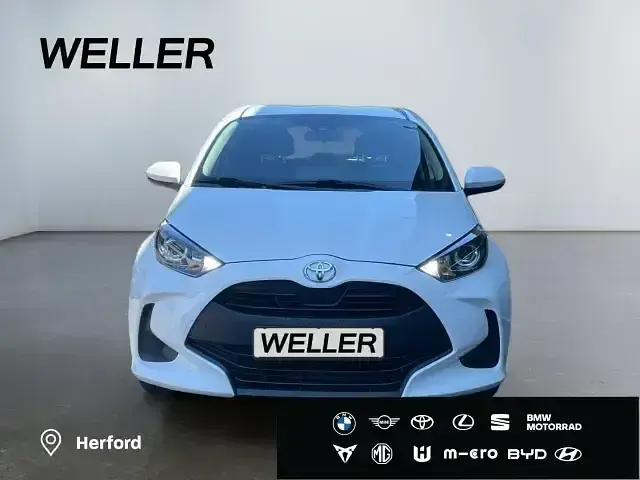 Gebraucht Toyota Yaris Comfort 72 PS (52 kW) 2022 Pure) white ii (weiss Kleinwagen