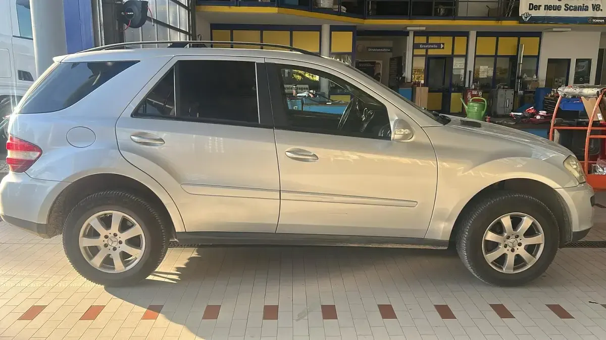 Gebraucht Mercedes ML320 247 PS (181 kW) 2007 Silber SUV