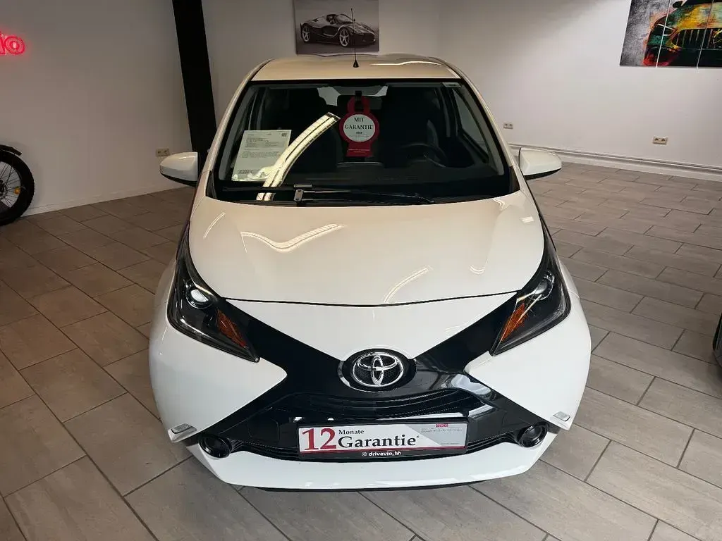 Gebraucht Toyota Aygo X-play 69 PS (50 kW) 2015 Weiß Kleinwagen