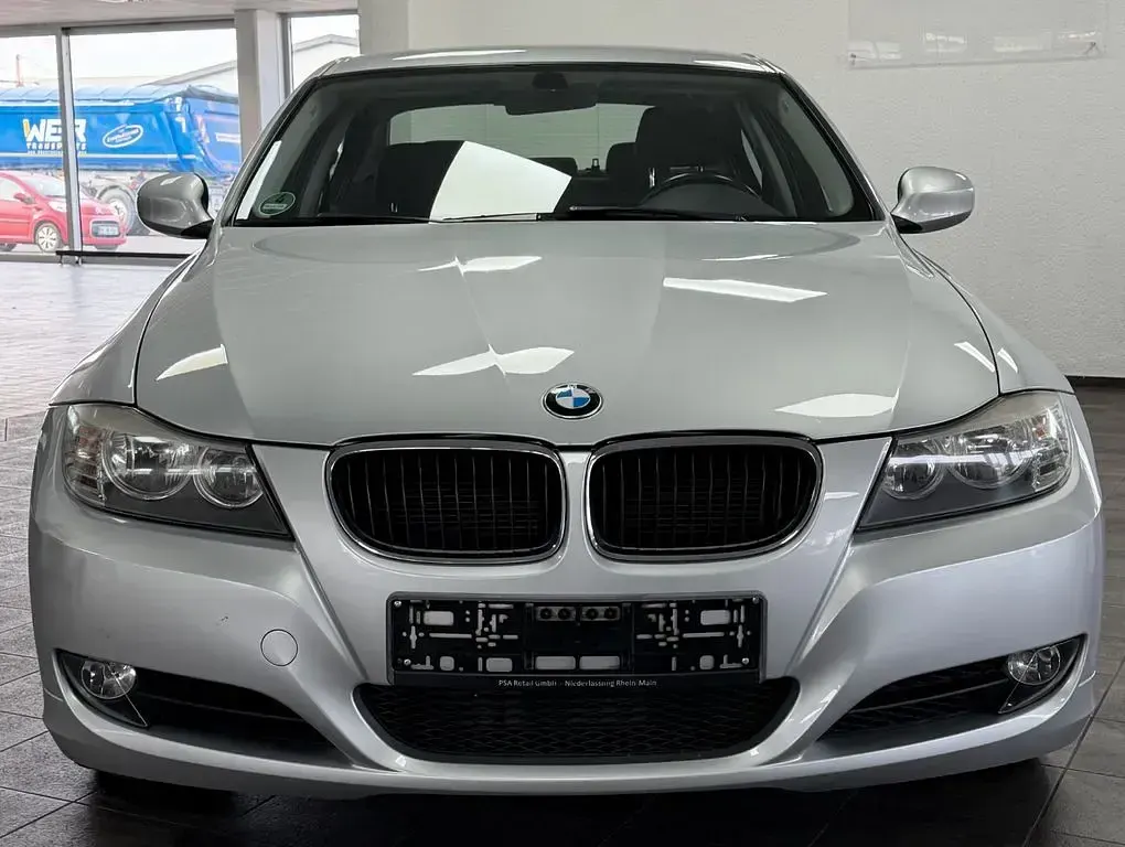 Gebraucht BMW 318 143 PS (105 kW) 2011 Silber Limousine