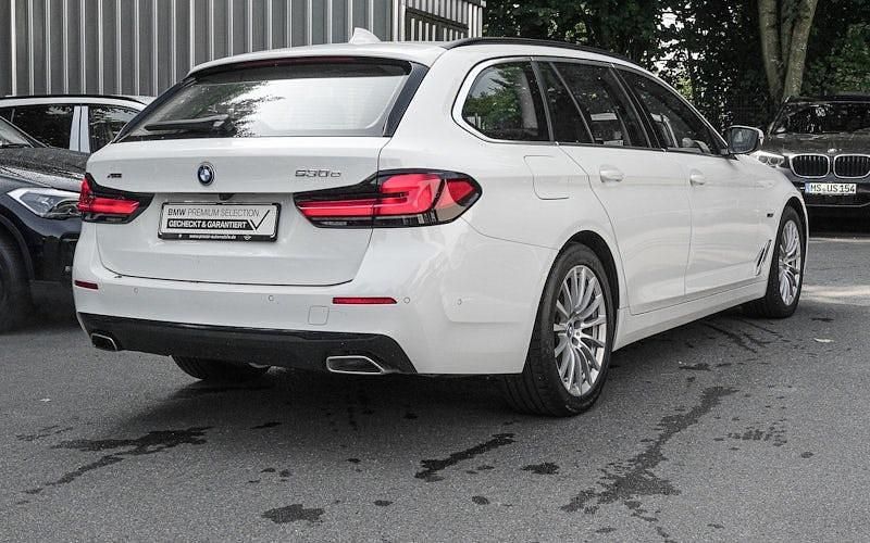 Gebraucht BMW 530e Sport Line 292 PS (214 kW) 2022 Weiß Kombi