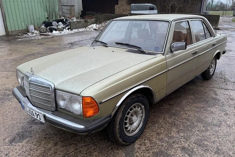 Andere farben Gebraucht 1982 Mercedes E230 Limousine | 12.500 € - Bild 1/4