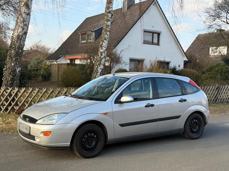 Gebraucht Ford Focus Ghia 101 PS (74 kW) 2001 Silber Limousine