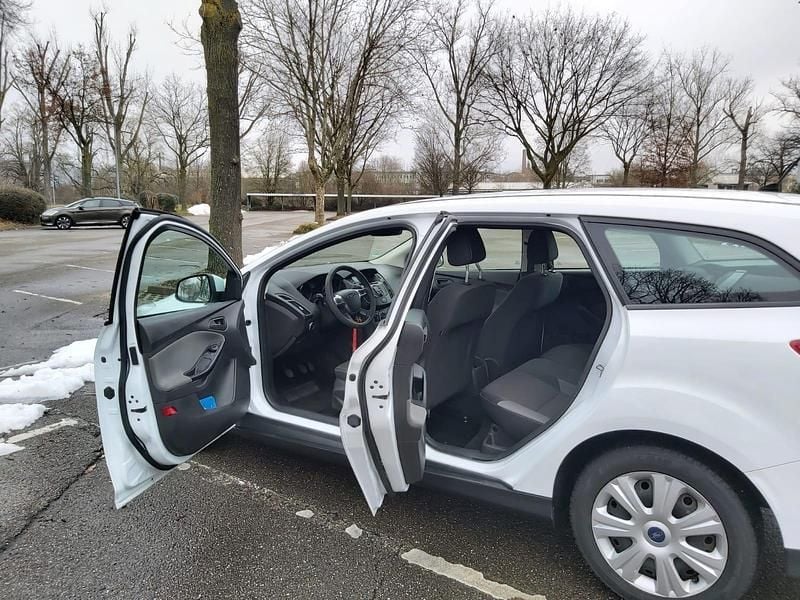 Gebraucht Ford Focus 101 PS (74 kW) 2013 Weiß Kombi