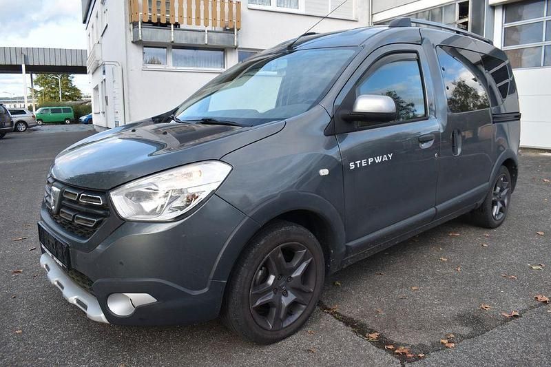 Grau Gebraucht 2017 Dacia Dokker Celebration Van | 12.800 € (Guter Preis) - Bild 1/4