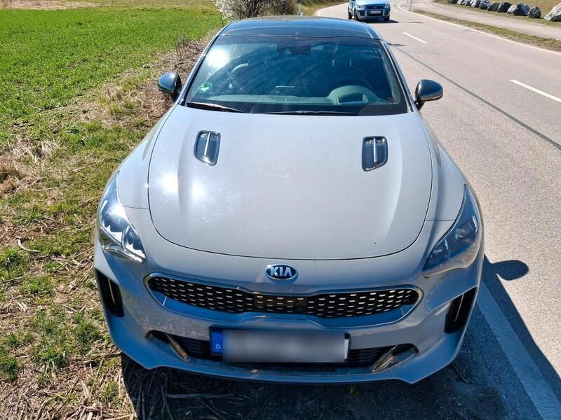 Grau Gebraucht 2019 Kia Stinger Limousine | 37.000 € (Etwas zu teuer) - Bild 1/4