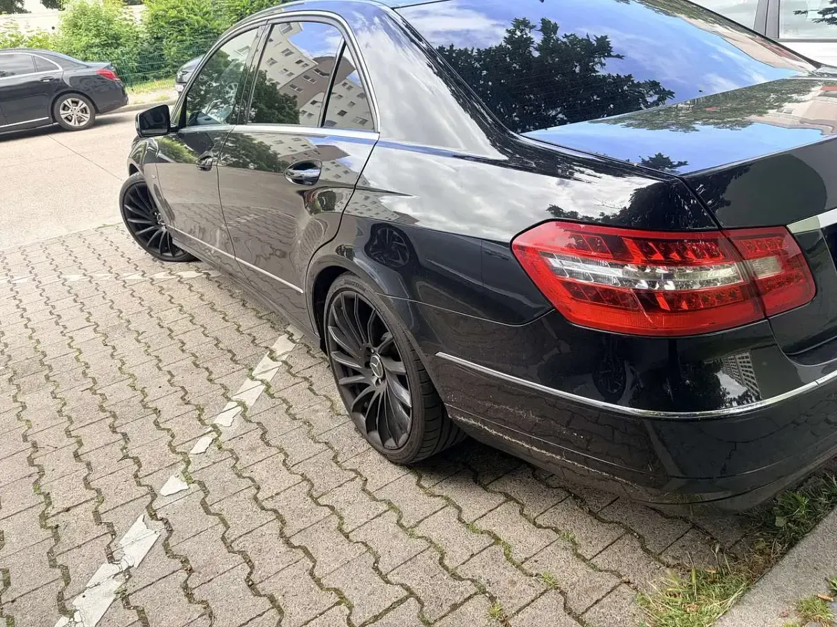 Gebraucht Mercedes E250 Avantgarde 204 PS (150 kW) 2009 Schwarz Limousine