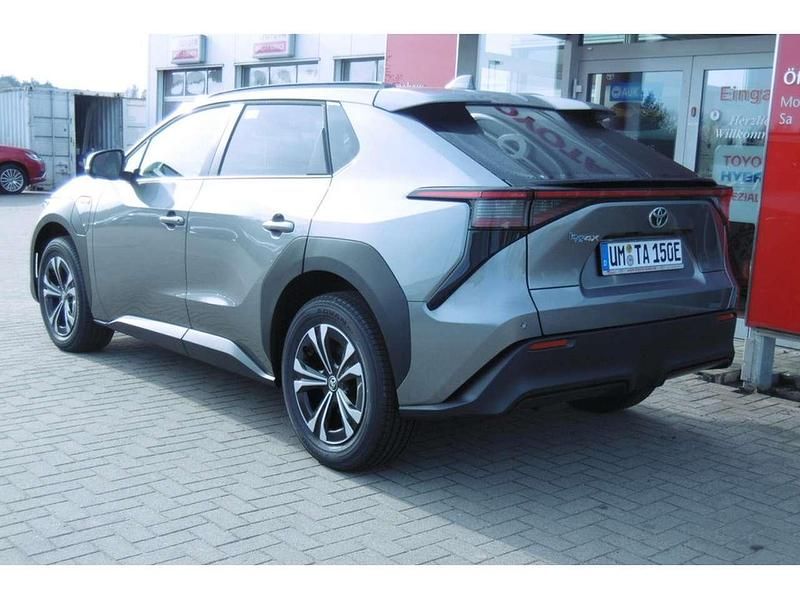 Gebraucht Toyota bZ4X Basis 150 kW (204 PS) 2023 Titansilber SUV
