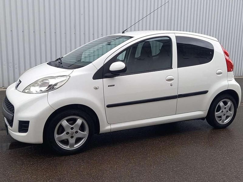 Weiß Gebraucht 2012 Peugeot 107 Sportium Kleinwagen | 2.950 € (Fairer Preis) - Bild 1/4