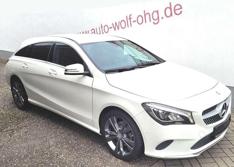 Calcitweiß Gebraucht 2017 Mercedes CLA180 Limousine | 19.970 € (Fairer Preis) - Bild 1/4
