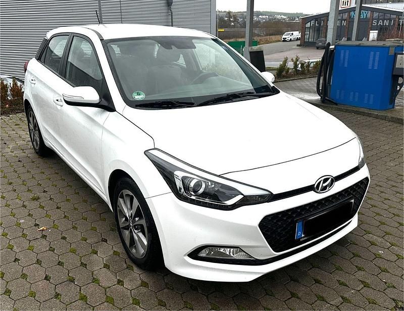 Gebraucht Hyundai i20 75 PS (55 kW) 2015 Weiß Kleinwagen