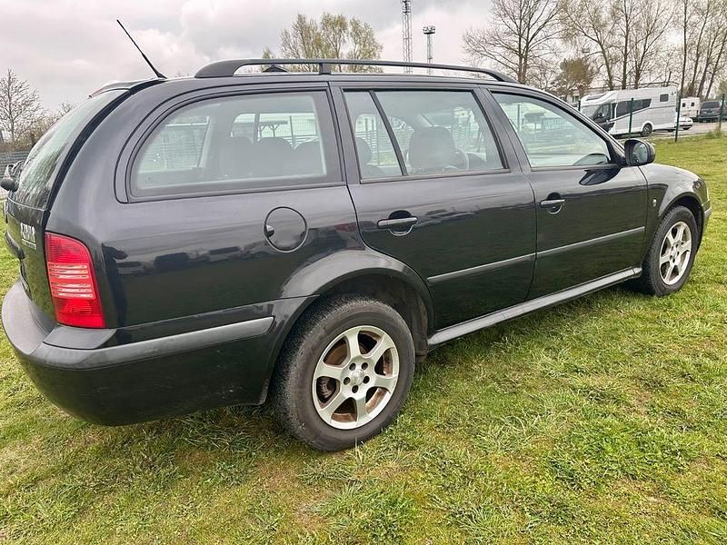Gebraucht Skoda Octavia Tour 101 PS (74 kW) 2010 Schwarz Kombi