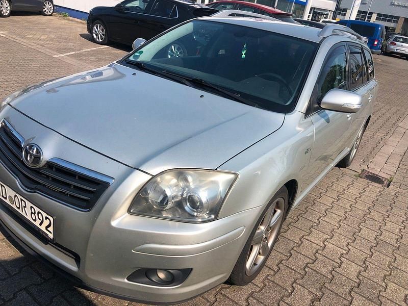 Silber Gebraucht 2008 Toyota Avensis Sol Kombi | 1.988 € - Bild 1/4
