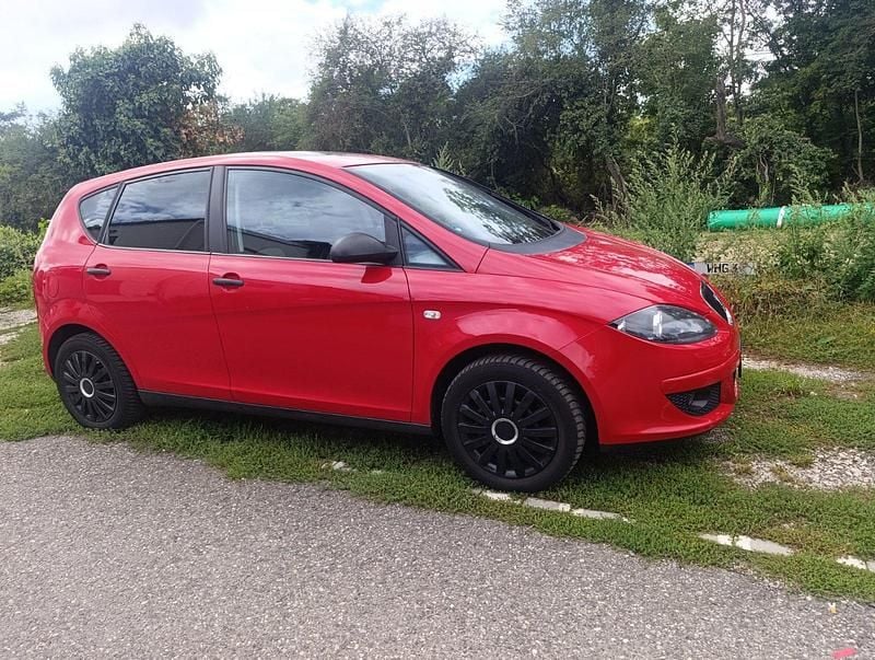 Rot Gebraucht 2009 Seat Altea Van / Kleinbus | 3.400 € (Fairer Preis) - Bild 1/4