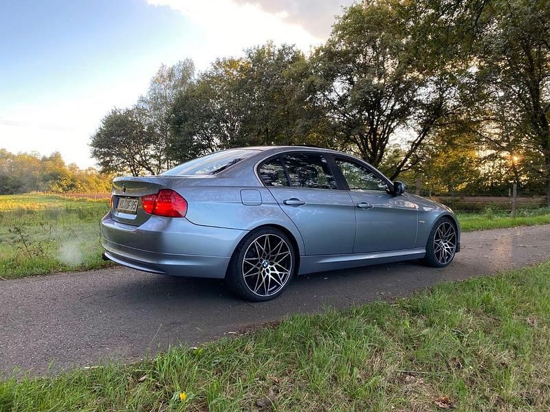 Blau Gebraucht 2009 BMW 325 Limousine | 7.100 € (Fairer Preis) - Bild 1/4