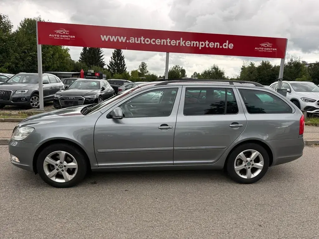 Gebraucht Skoda Octavia Family 105 PS (77 kW) 2012 Grau Kombi