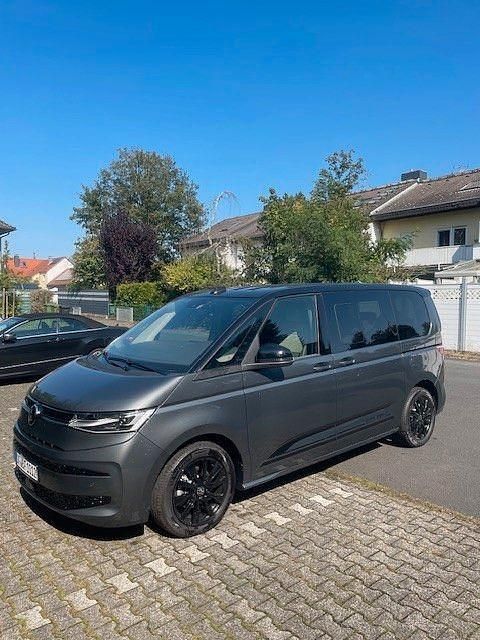 Gebraucht VW Multivan 150 PS (110 kW) 2024 Braun Van