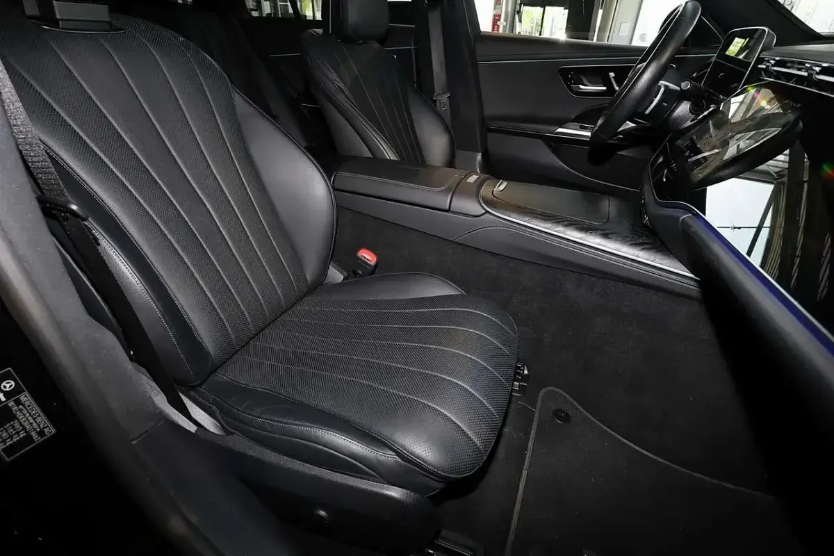 Gebraucht Mercedes E300 AMG 197 PS (144 kW) 2024 Metalliclack obsidianschwarz Kombi