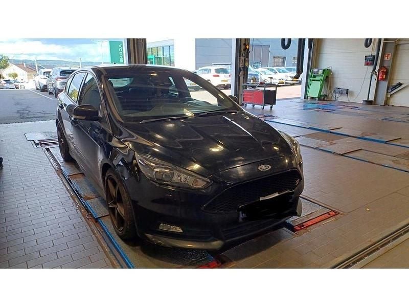 Schwarz Gebraucht 2016 Ford Focus ST Limousine | 6.999 € (Superpreis) - Bild 1/4