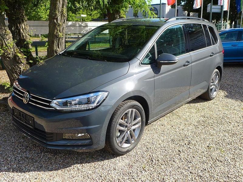 Dolphin grey Gebraucht 2024 VW Touran Comfortline Van / Kleinbus | 35.480 € - Bild 1/4