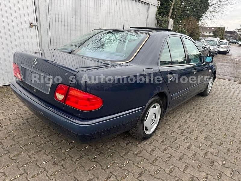 Gebraucht Mercedes E200 136 PS (100 kW) 1997 Blau Limousine