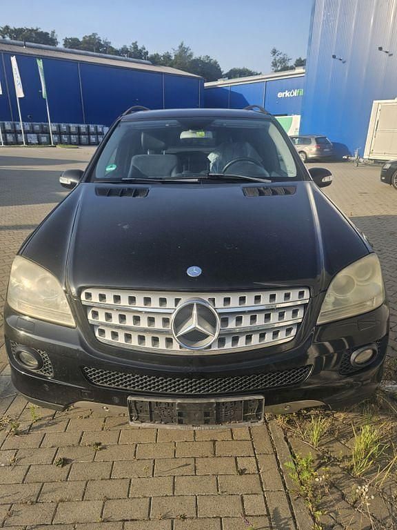 Schwarz Gebraucht 2005 Mercedes ML350 SUV | 4.500 € (Fairer Preis) - Bild 1/4