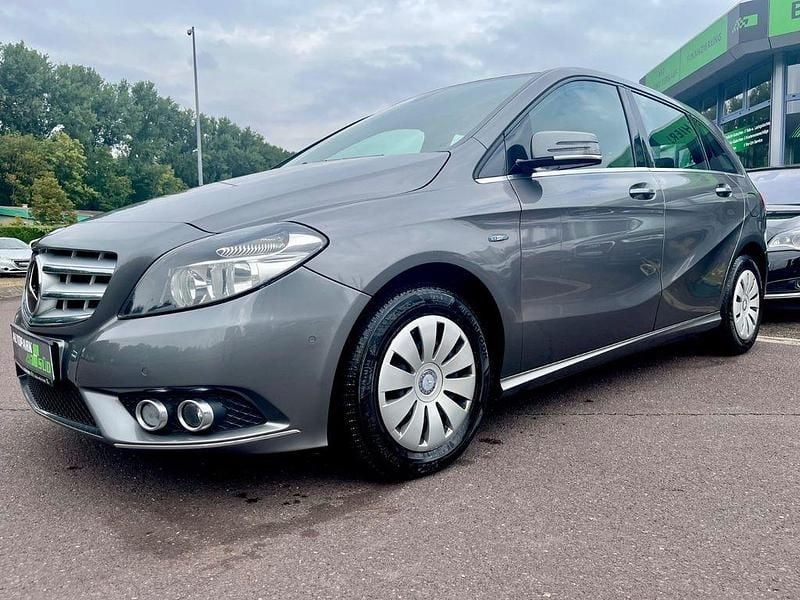 Grau Gebraucht 2013 Mercedes B180 Van / Kleinbus | 10.590 € (Guter Preis) - Bild 1/4
