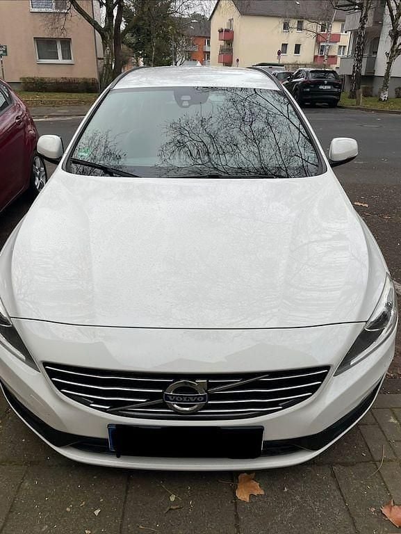 Weiß Gebraucht 2017 Volvo V60 Summum Kombi | 15.900 € (Fairer Preis) - Bild 1/4