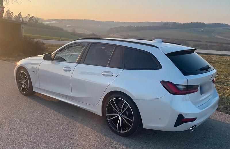 Gebraucht BMW 330e Advantage 292 PS (214 kW) 2021 Weiß Kombi