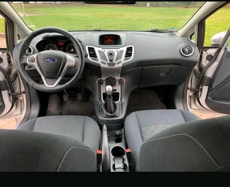 Gebraucht Ford Fiesta 95 PS (69 kW) 2012 Silber Kleinwagen