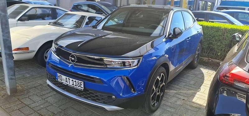 Lackierung voltaic blue met Gebraucht 2023 Opel Mokka-e Ultimate SUV | 25.990 € - Bild 1/2