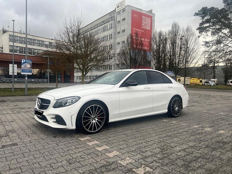 Weiß Gebraucht 2018 Mercedes C300 AMG line Limousine | 26.500 € (Teuer) - Bild 1/4