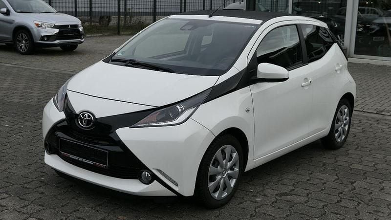 Weiß Gebraucht 2019 Toyota Aygo X-wave Kleinwagen | 8.890 € (Guter Preis) - Bild 1/4