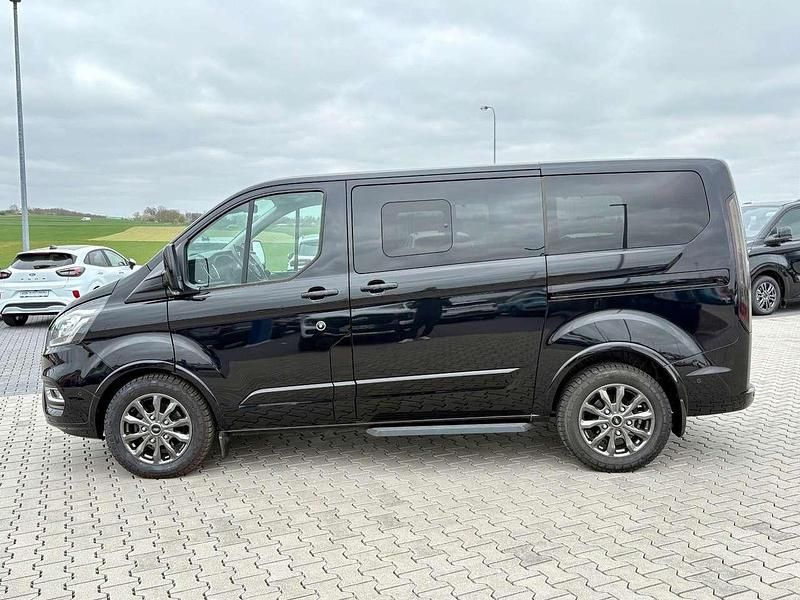 Gebraucht Ford Tourneo 131 PS (96 kW) 2022 Obsidianschwarz Van / Kleinbus