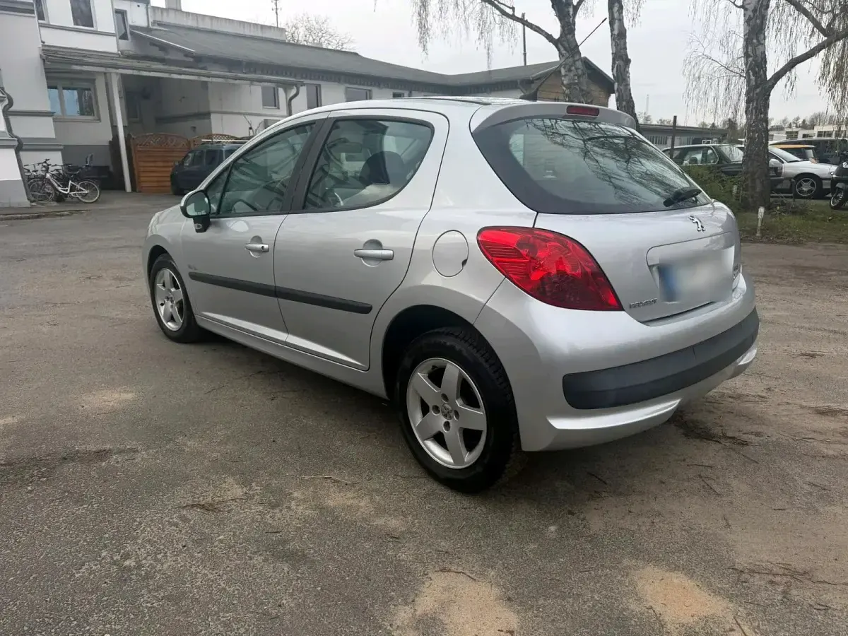 Gebraucht Peugeot 207 95 PS (69 kW) 2009 Silber Limousine