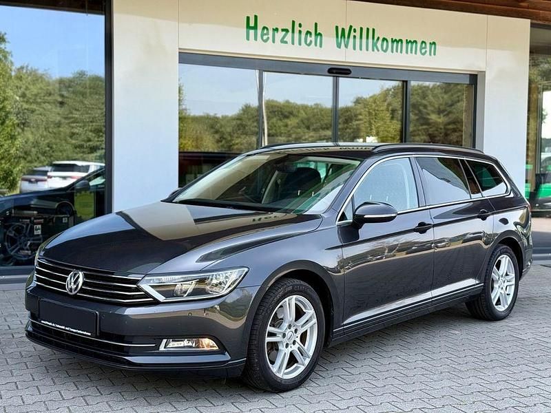 Grau Gebraucht 2017 VW Passat Kombi | 9.300 € (Guter Preis) - Bild 1/4