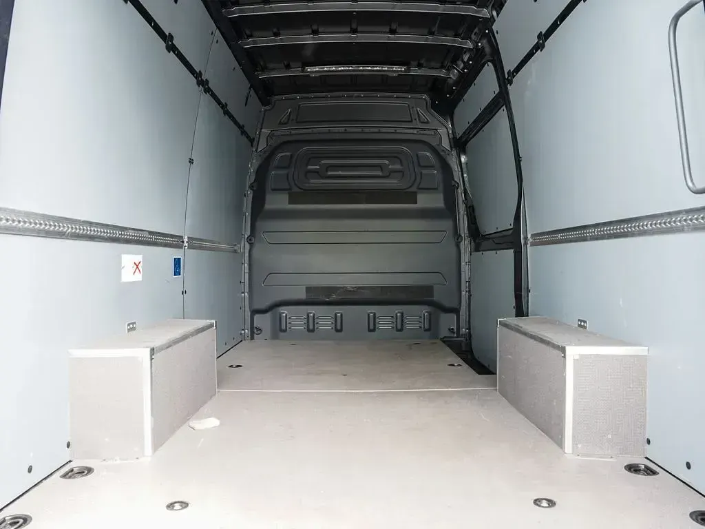 Używany Mercedes Sprinter 190 KM (139 kW) 2025 Szary Van