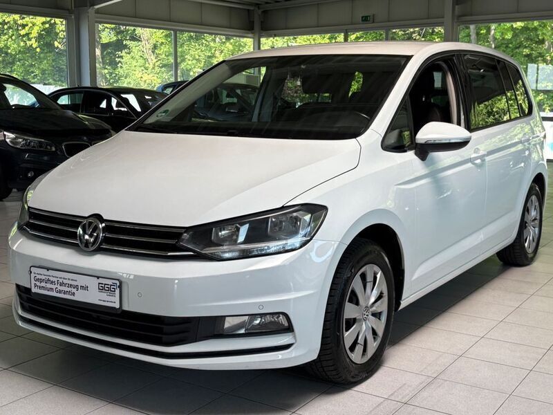 Weiß Gebraucht 2016 VW Touran Comfortline Van / Kleinbus | 15.490 € (Fairer Preis) - Bild 1/4