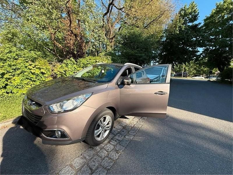 Grau Gebraucht 2012 Hyundai ix35 Trend SUV | 8.200 € (Guter Preis) - Bild 1/4