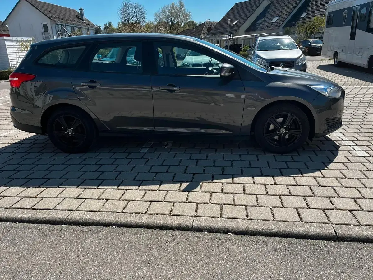 Gebraucht Ford Focus 101 PS (74 kW) 2015 Grau Limousine