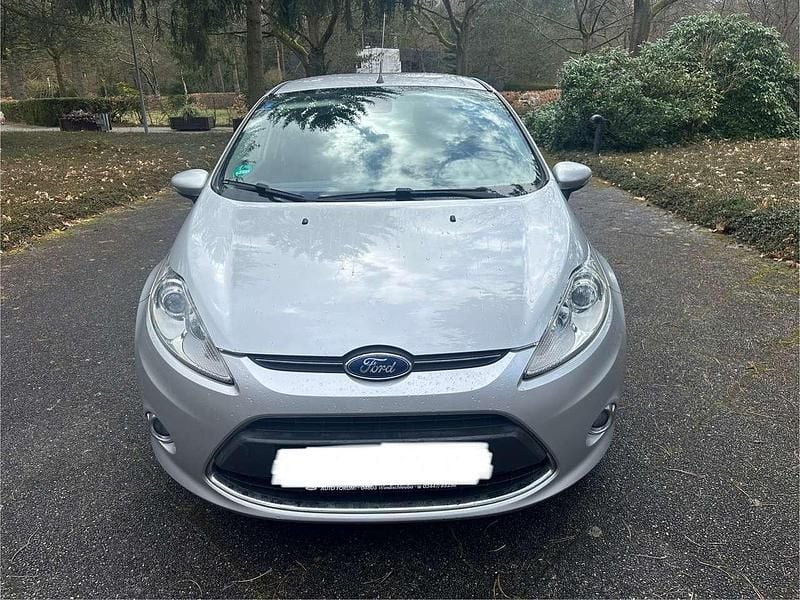 Gebraucht Ford Fiesta Titanium 82 PS (60 kW) 2012 Polarsilber metallic Kleinwagen