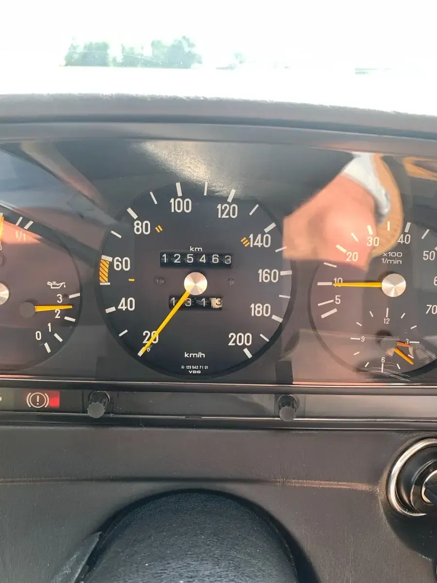 Gebraucht Mercedes E230 136 PS (100 kW) 1982 Weiß Limousine