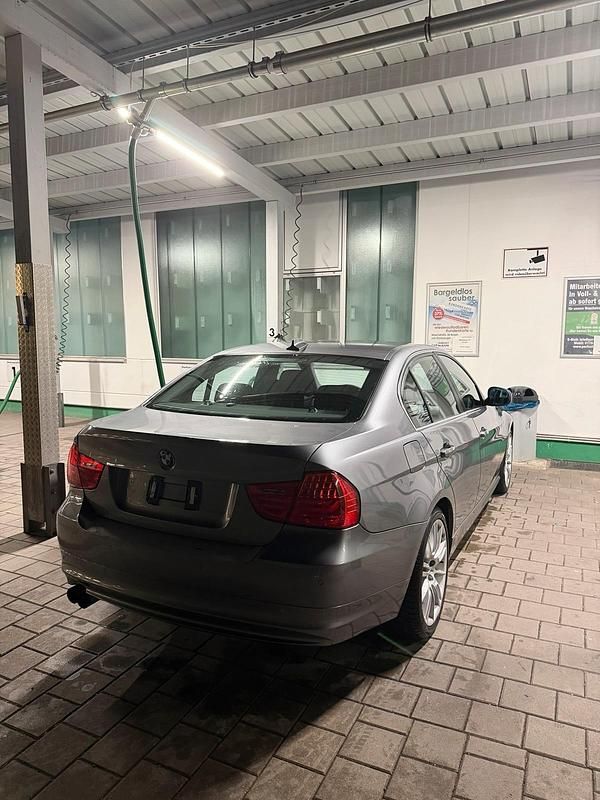 Gebraucht BMW 325 218 PS (160 kW) 2009 Silber Limousine
